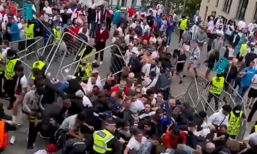 Fan problems during the Euro 2020 final led to criticism of the Met.